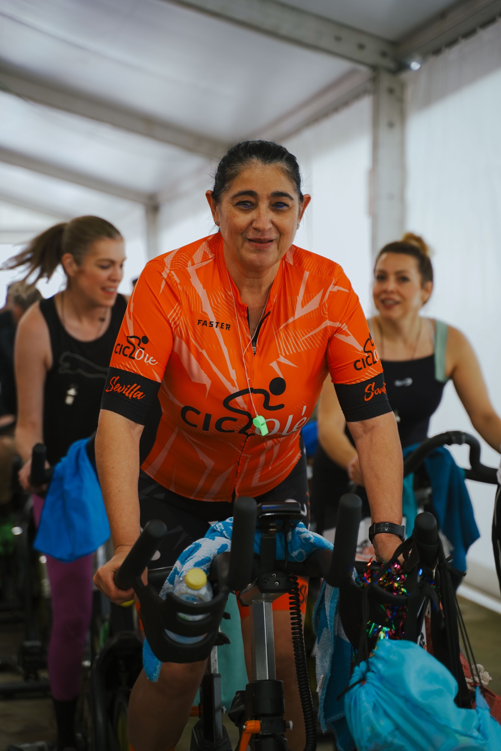 Sonrisas y Deportividad en Cada Pedaleo